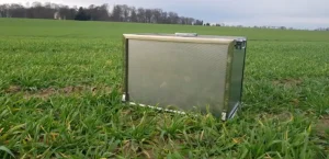 Closed DtbD chuckbox M placed on grass, ready for transport or storage.
