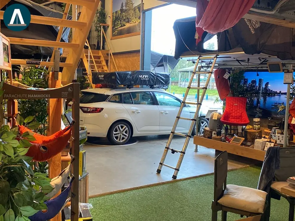Ovreview of the Daktent.nl showroom setup featuring rooftop tents mounted on various vehicles.